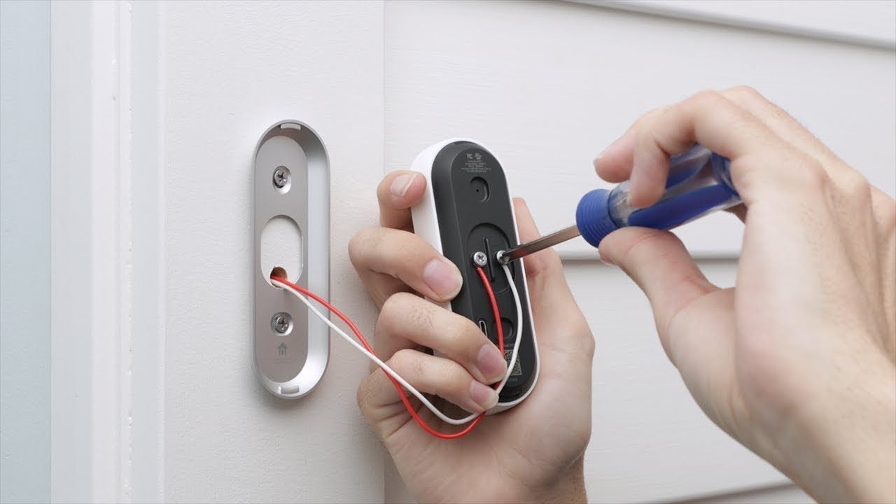 Installatie van een slimme Google Nest-videodeurbel bij de voordeur.