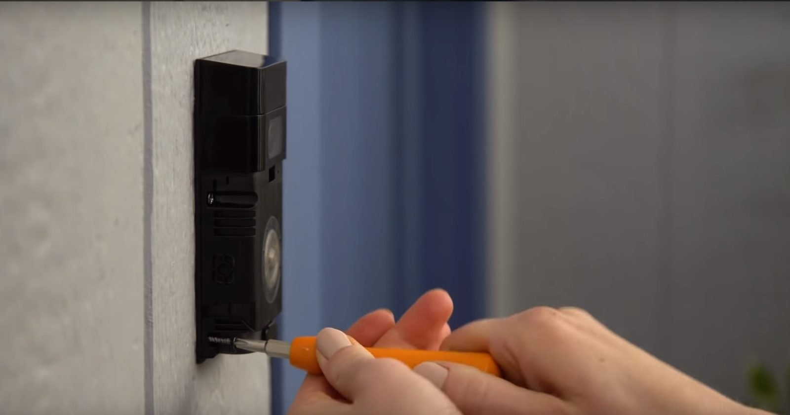 Ring-videodeurbel geinstalleerd naast de voordeur.