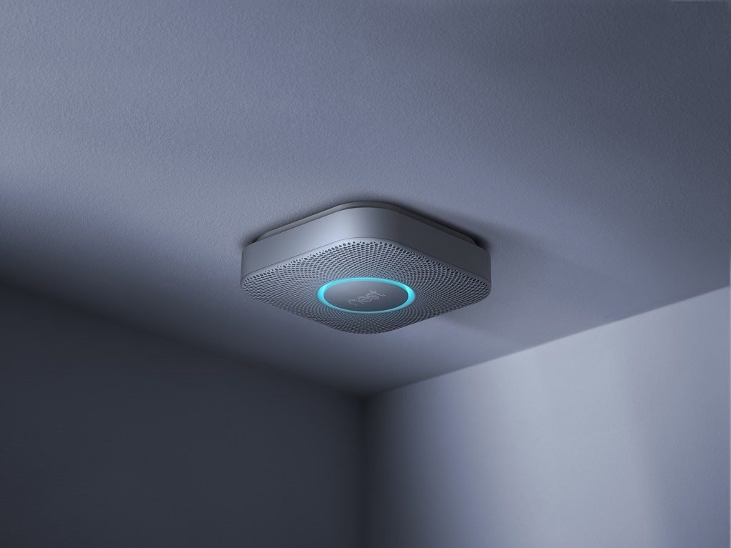 Slimme Nest Protect rook- en koolmonoxidemelder aan het plafond.